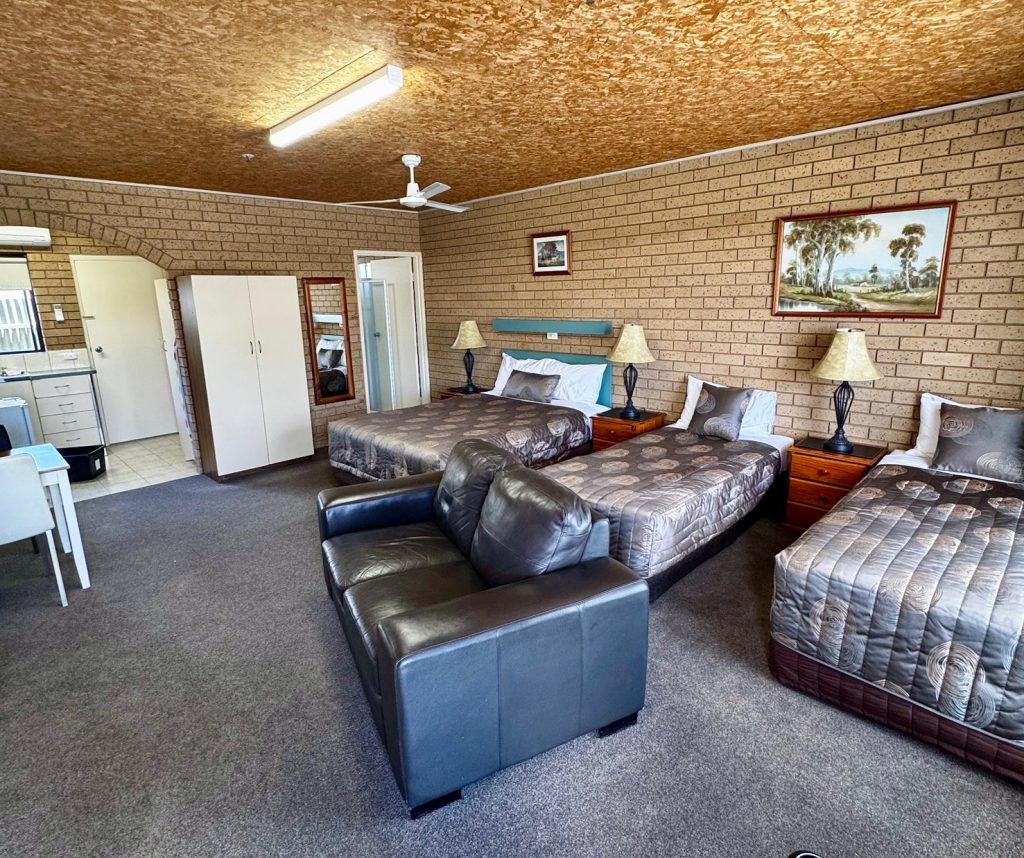 queen room layout ft queen bed and two options singles in a lounge studio layout with self contained kitchenette