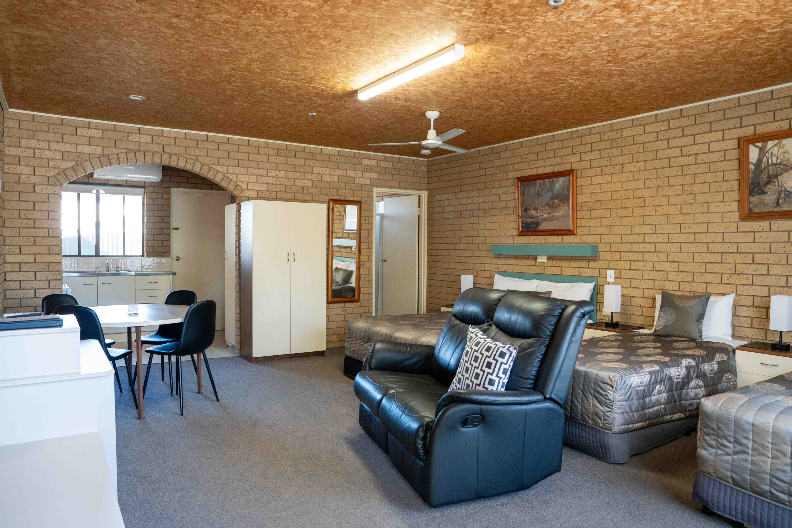 Queen room layout with queen bed and 2 single bed configuration.