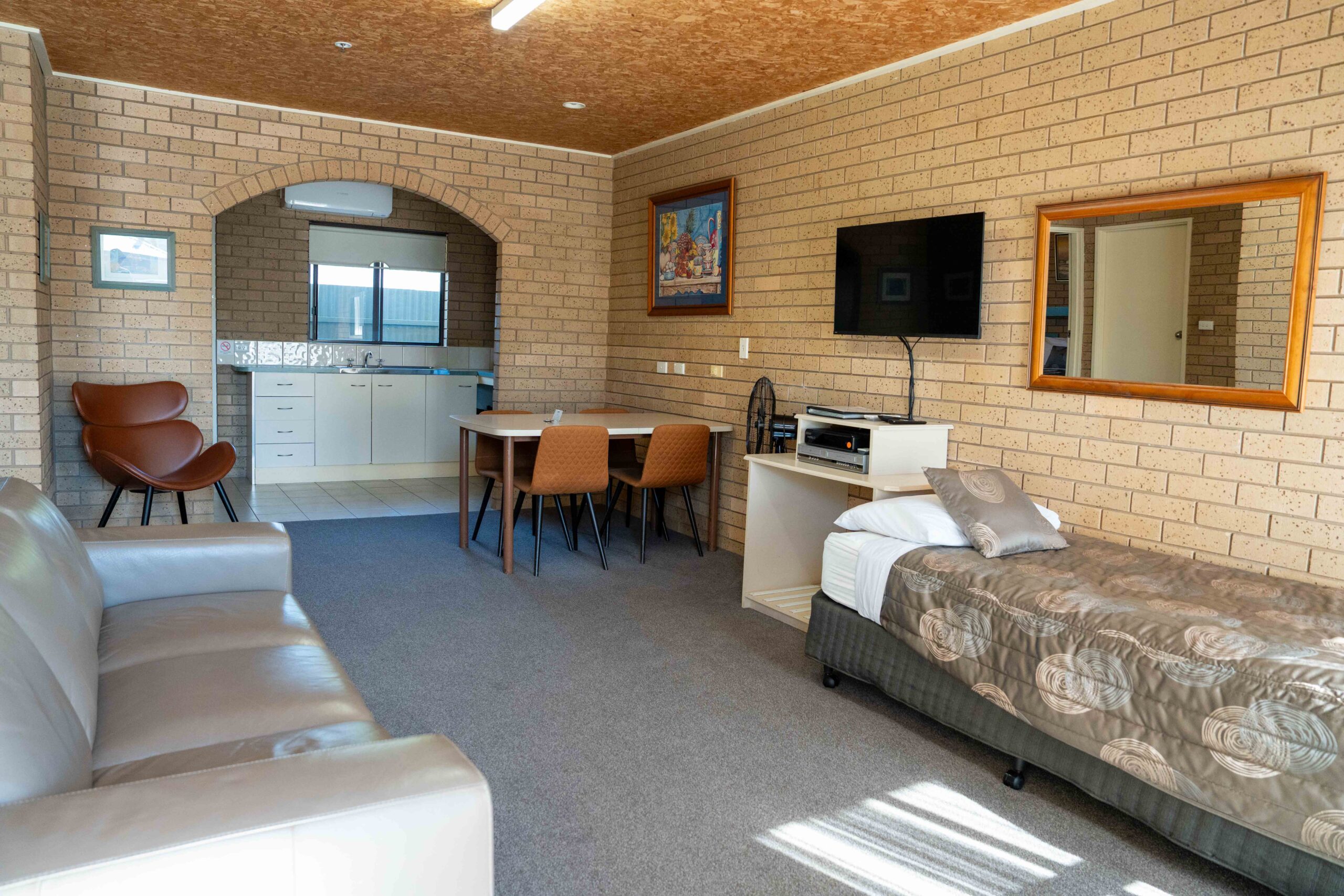 2 Bedroom unit layout with x2 queen beds in each room and a single bed in the open plan lounge area. Sleeps 5 people.